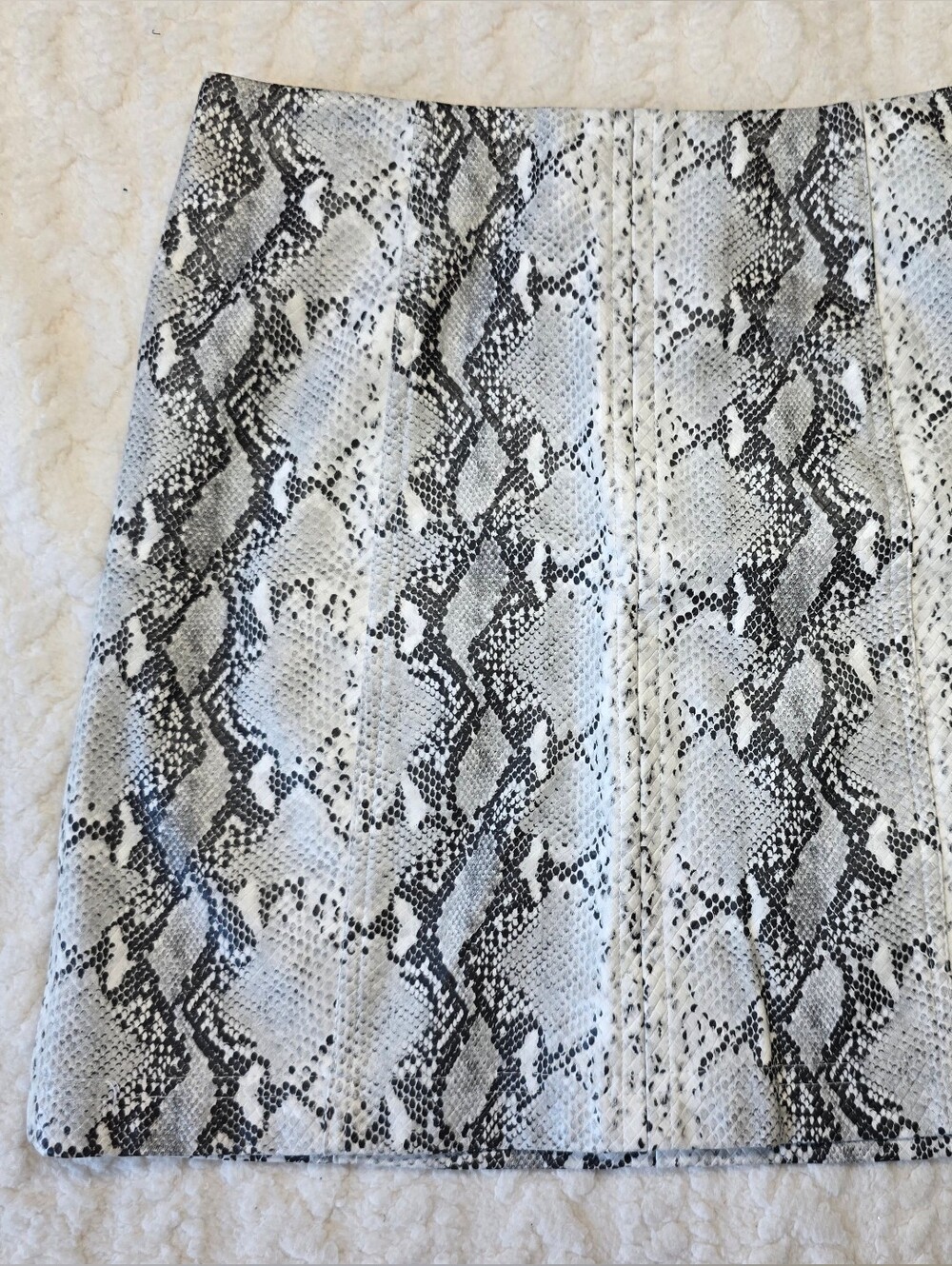 Vestique Snakeskin Print Mini Skirt Size S Black White Gray